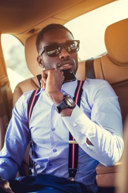 siyah adam ile bir arabanın içinde smartphone