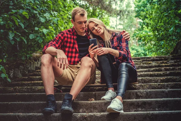 Casual young couple relaxing on stairs — Stock Photo, Image