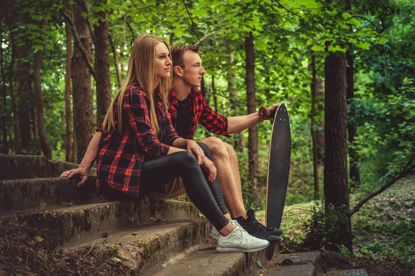 Casual jovem casal relaxante nas escadas — Fotografia de Stock