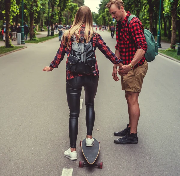 Blond vrouwtje leren rit longboard — Stockfoto