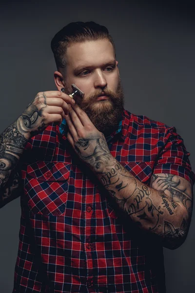 Brutal macho barbear sua barba — Fotografia de Stock