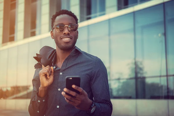 Afrikai férfi használ smartphone — Stock Fotó