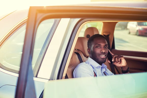 非洲人说的一辆车的智能手机 — 图库照片