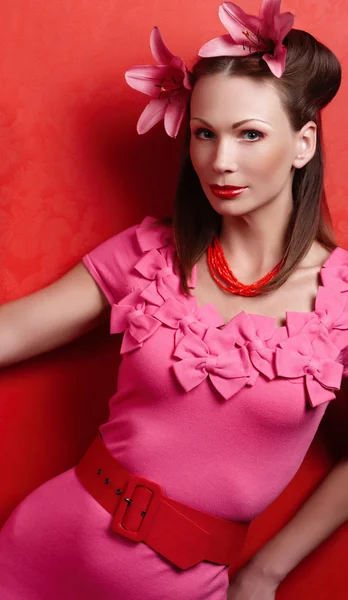 ピンクのイブニング ドレスを着た女性 — ストック写真