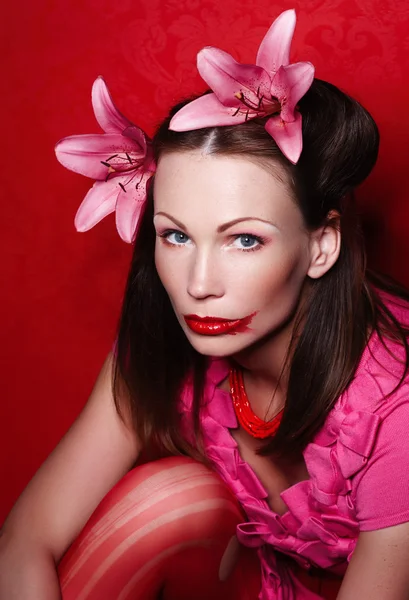 Mujer en vestido de noche rosa — Foto de Stock