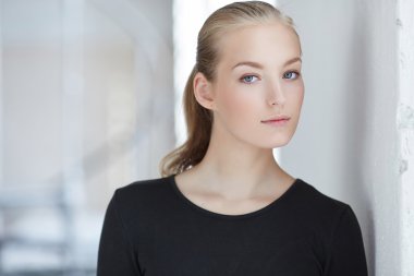 siyah elbiseli sarışın genç erkek