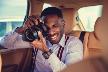 Afrika adam DSLR fotoğraf makinesi ile çekim