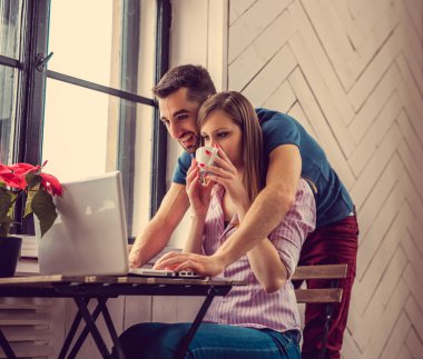 Dizüstü bilgisayar kullanarak rahat Çift