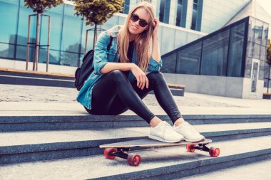 Sarışın kadınla Casual: longboard