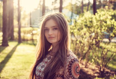 Yaz parkta poz erkek