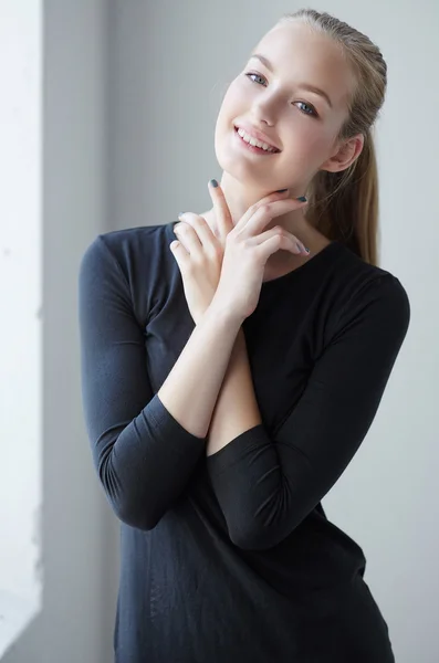 Mujer rubia sonriente en un vestido negro —  Fotos de Stock