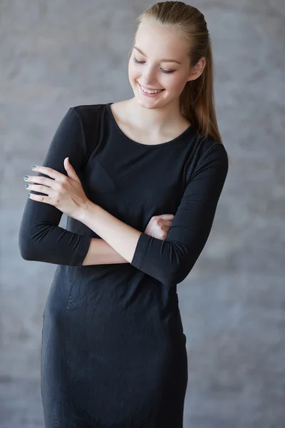 Mujer rubia sonriente en un vestido negro —  Fotos de Stock