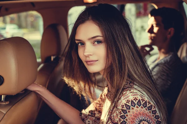 Mujer con el pelo largo sentado en un coche — Foto de Stock