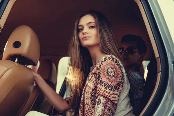 Femme aux cheveux longs assise dans une voiture — Photo