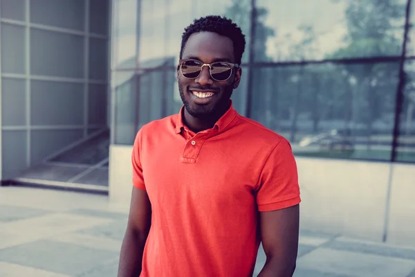 Hombre negro casual en camiseta roja —  Fotos de Stock