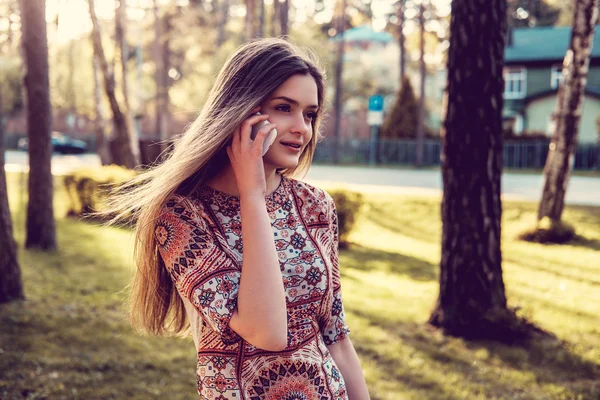 Giovane femmina con smartphone — Foto Stock