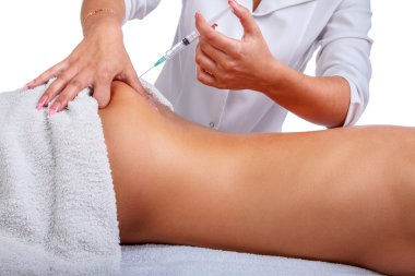 Terapist şırınga enjeksiyon yapıyor