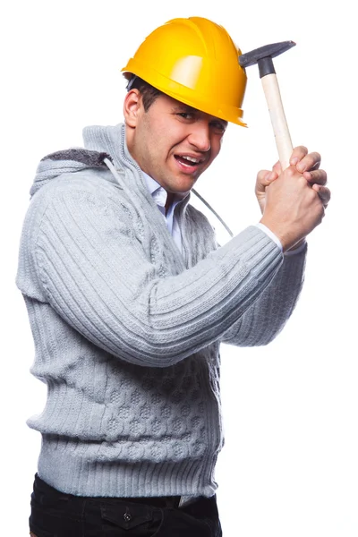 Мужчина в защитном шлеме держит хаммер — стоковое фото