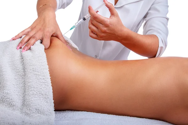 Terapist şırınga enjeksiyon yapıyor