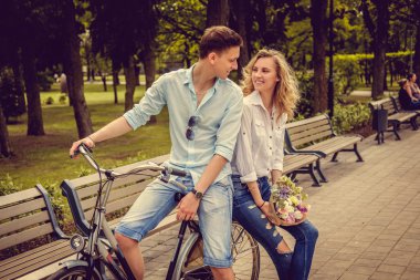 Bir bisiklet üzerinde poz Joyfull Çift.