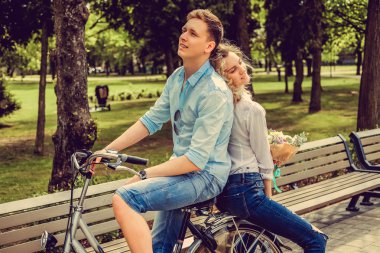 Bir bisiklet üzerinde poz Joyfull Çift.