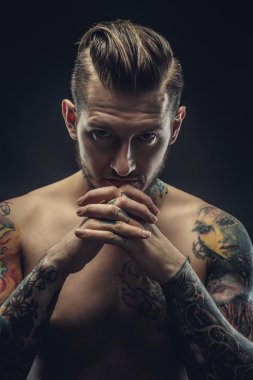 gömleksiz erkek tattooes kollarını tarih ile