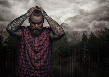 Kırmızı gömlekli sakallı erkek