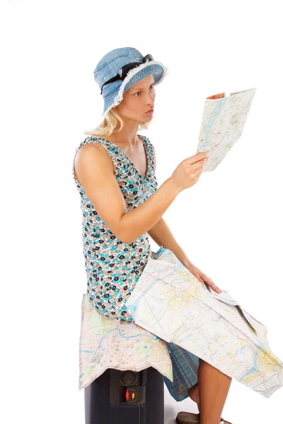 Donna con custodia da viaggio e mappa — Foto Stock