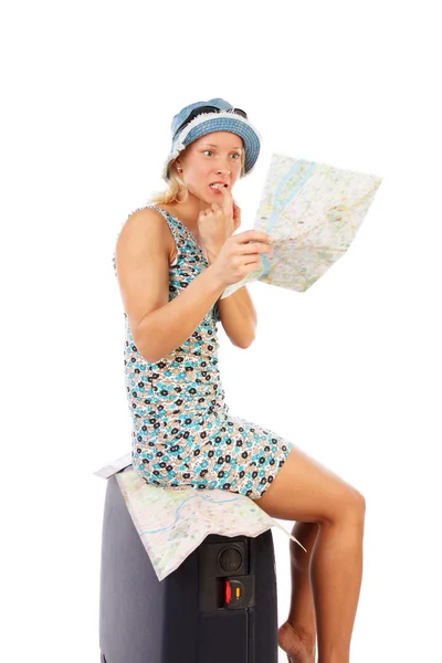 Женщина с чемоданом и картой — стоковое фото