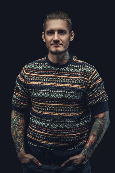 Man in kleurrijke trui — Stockfoto