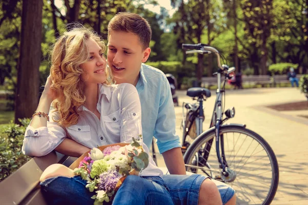 Casual couple with flowers — Stock Photo, Image