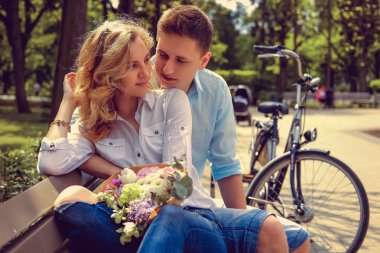 Bir yaz parkta rahat Çift