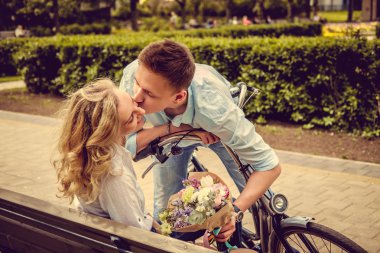 Bir yaz parkta rahat Çift