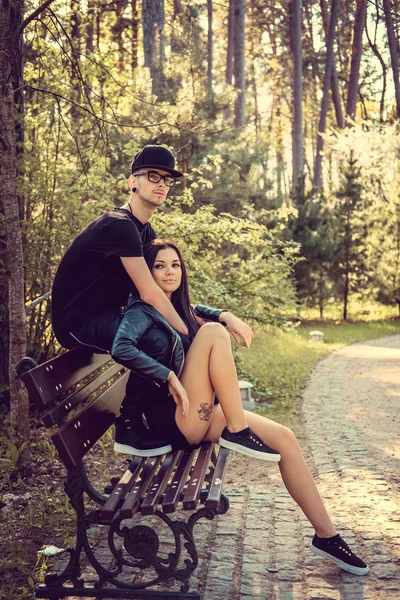Jeune couple décontracté relaxant sur un banc — Photo
