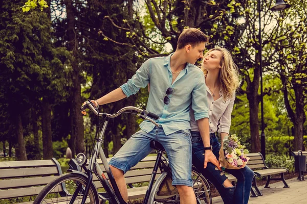 Vrolijke paar poseren op fiets — Stockfoto