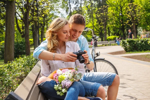 Casual paar met behulp van de dslr fotocamera — Stockfoto