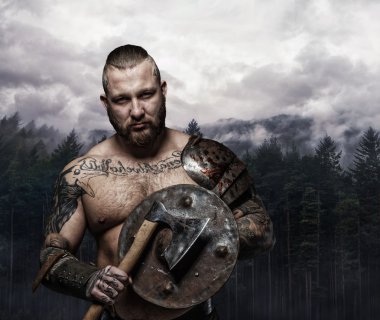 Acımasız dövmeli viking baltası ve kalkan