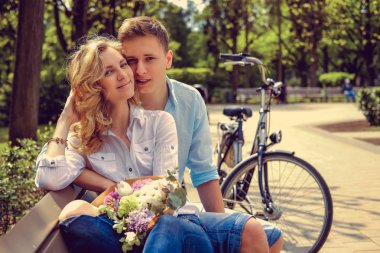 Bir yaz parkta rahat Çift