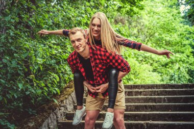 sevgi dolu çift eğlenmek