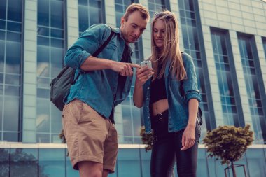 Smartphone kullanarak rahat Çift