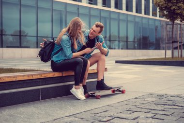 Smartphone kullanarak rahat Çift