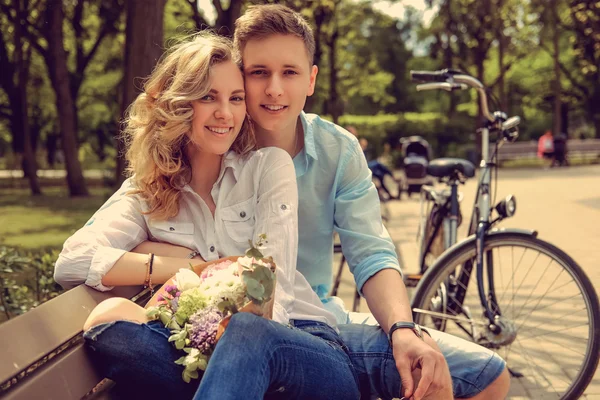 Casal em um parque de verão — Fotografia de Stock