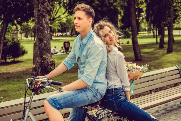 Pareja alegre posando en bicicleta —  Fotos de Stock
