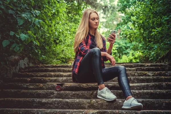 Mujer rubia casual usando smartphone . — Foto de Stock