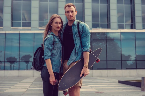 Pareja posando sobre vidrio edificio — Foto de Stock