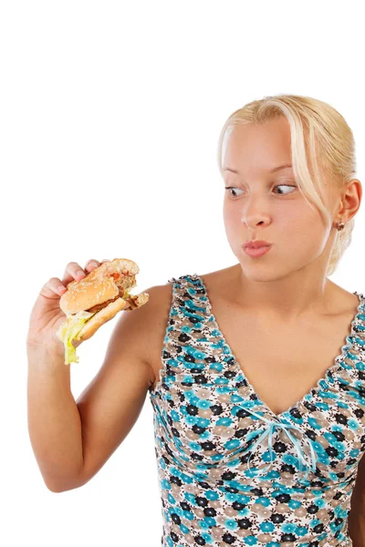 Blond kvinna äta hamburgare — Stockfoto