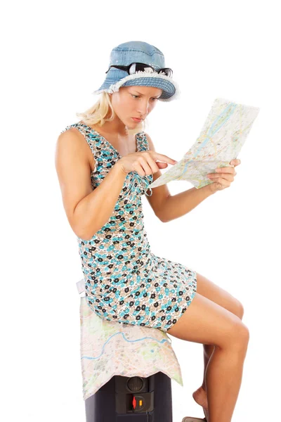 Mulher com caixa de viagem e um mapa — Fotografia de Stock