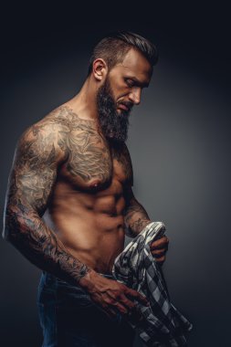 Erkek denim jeans ve çıplak gövde