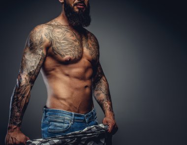 Erkek denim jeans ve çıplak gövde