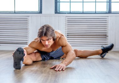 Bir katta ısınma kadar atletik erkek